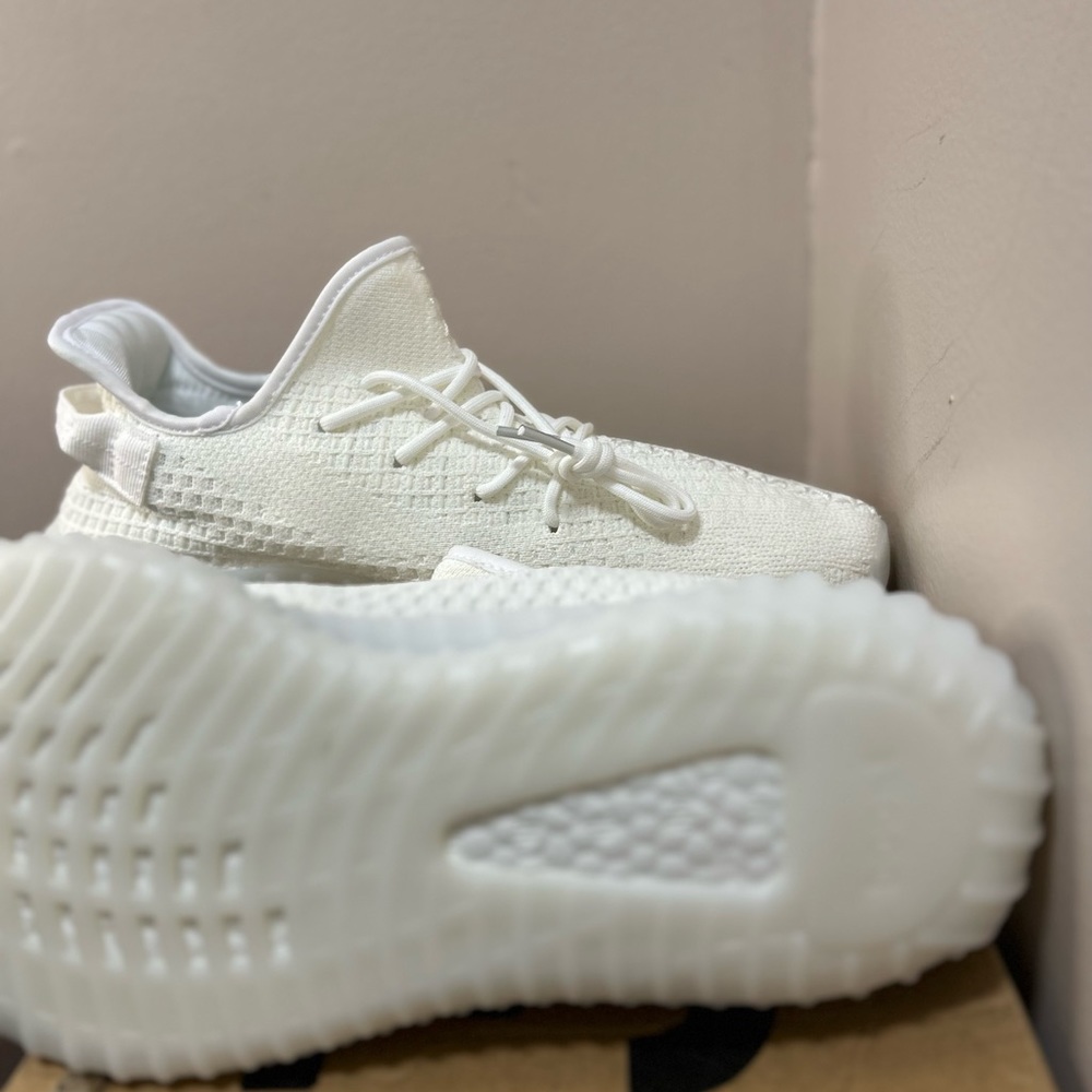 Yeezy 350 - Picture 8 of 8